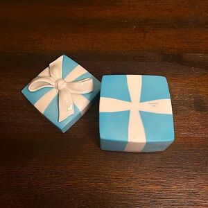 Authentic Large (3.5in x 3in) Tiffany & Co porcelain trinket box